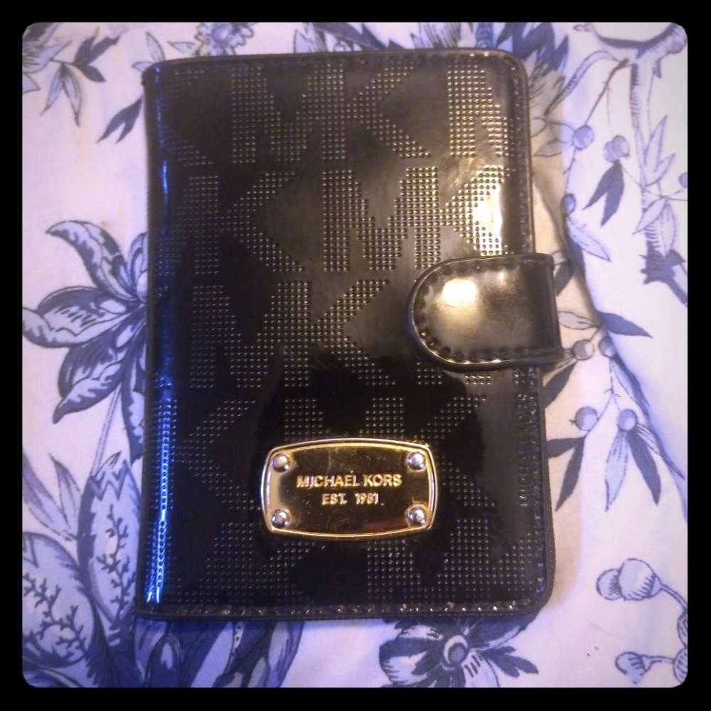 MICHAEL KORS PASSPORT WALLET